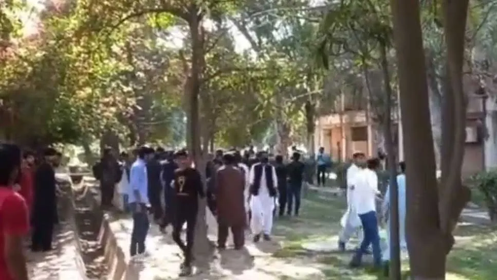पाकिस्तान के लाहौर यूनिवर्सिटी में होली मना रहे हिंदू छात्रों पर हमला