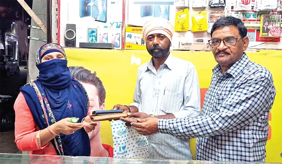 डेरा अनुयायियों ने रास्ते में मिला मोबाइल उसके वारिस को लौटाया