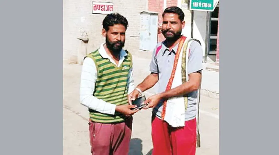 पर्स लौटाकर ईमानदारी का दिया परिचय