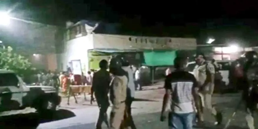 युवती की मौत पर हंगामा, गोलीबारी और पथराव में एक युवक की मौत, 20 पुलिस कर्मचारी घायल