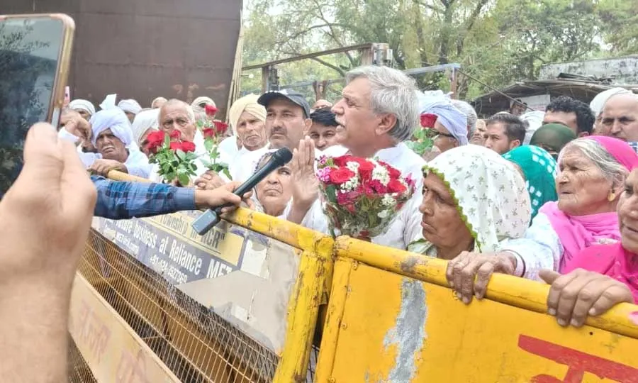 मुआवजा बढ़ाए जाने को लेकर किसानों ने दिखाई गांधीगिरी