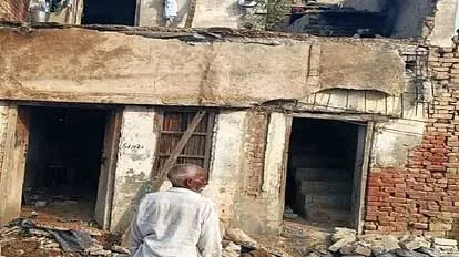 शादी समारोह में मकान का छज्जा गिरा, 30 से अधिक घायल