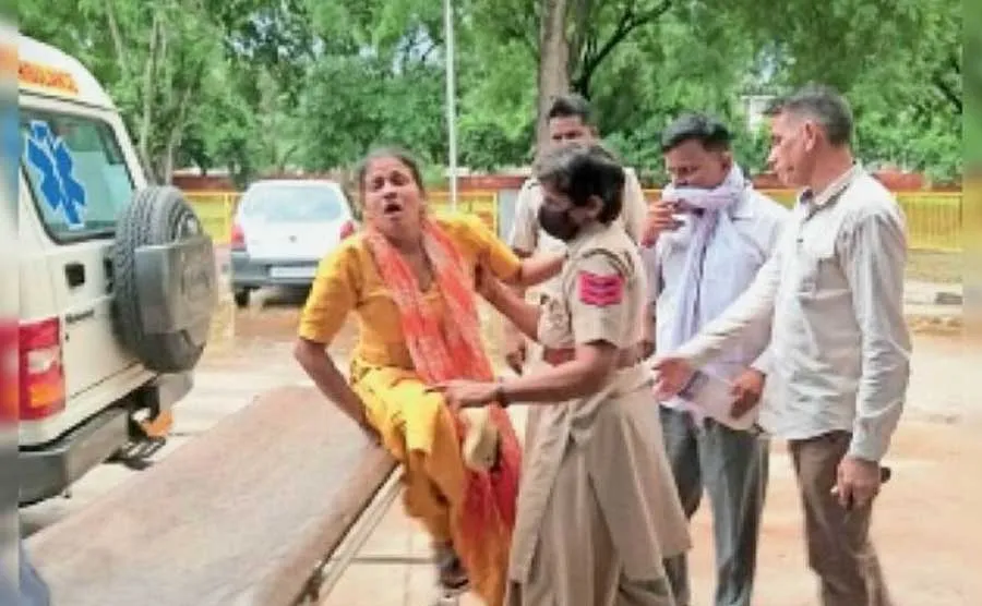 महिला पुलिसकर्मी से उलझी महिला कैदी