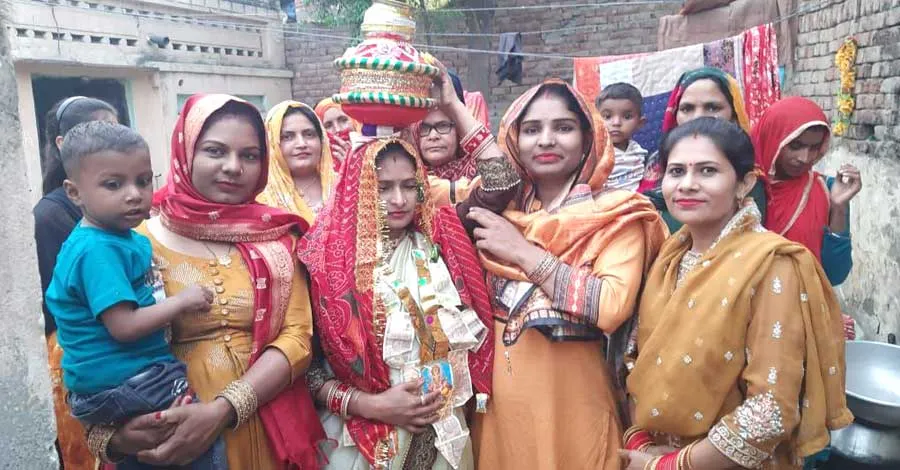 बेटी पैदा होने पर मनाई खुशी