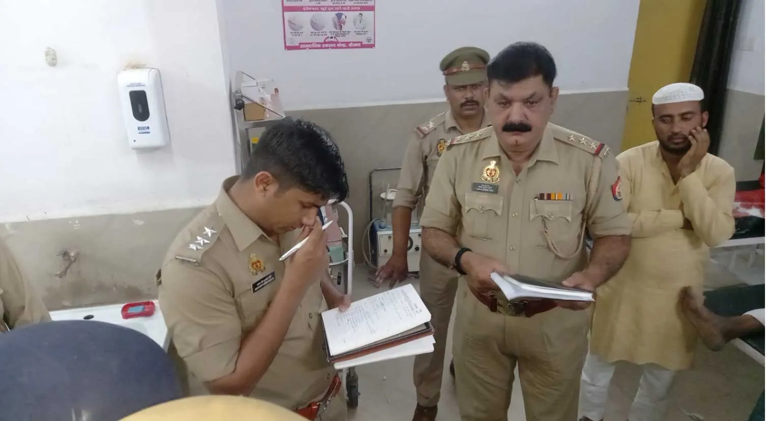 टायर फटने पर डिवाइडर से टकराई कार, मासूम की मौत