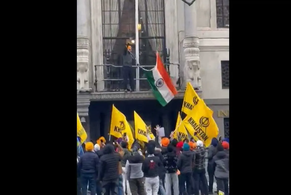 ब्रिटेन में खालिस्तान के समर्थकों ने भारतीय हाईकमीशन से भारतीय झंडा उतारा, भारत ने जताई आपत्ति