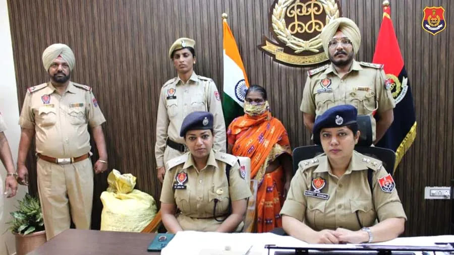 गांजा के साथ नाबालिग बेटा-बेटी और मां गिरफ्तार