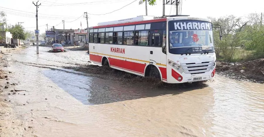 खारियां में मैहणाखेड़ा रोड की 300 मीटर खस्ताहाल सड़क से सब परेशान