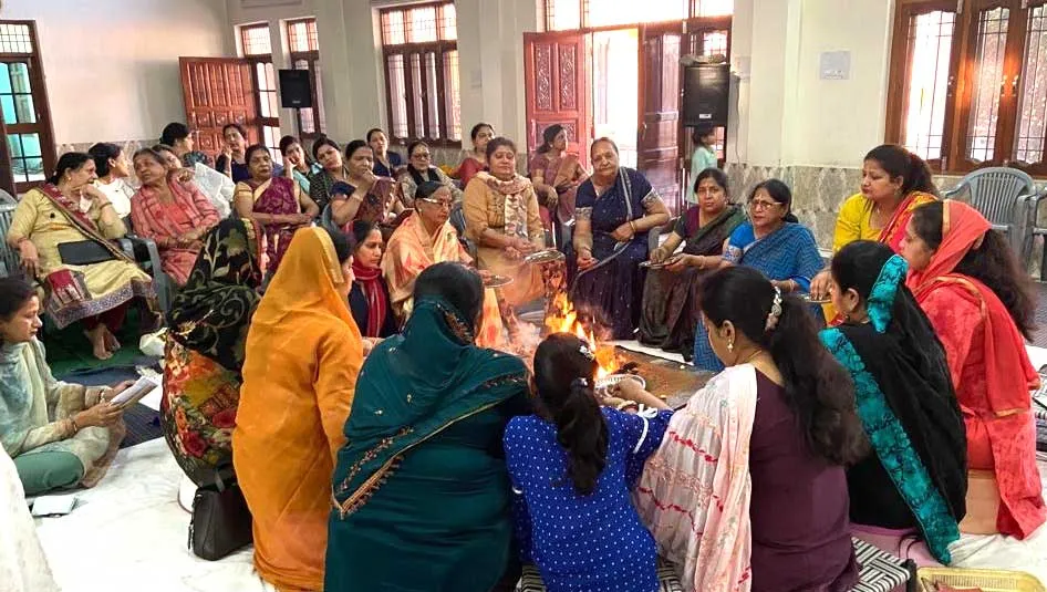अग्रवाल सभा की महिला विंग ने खेली फूलों की होली