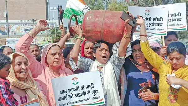 रसोई गैस के दामों में बढ़ोत्तरी पर फूटा गुस्सा