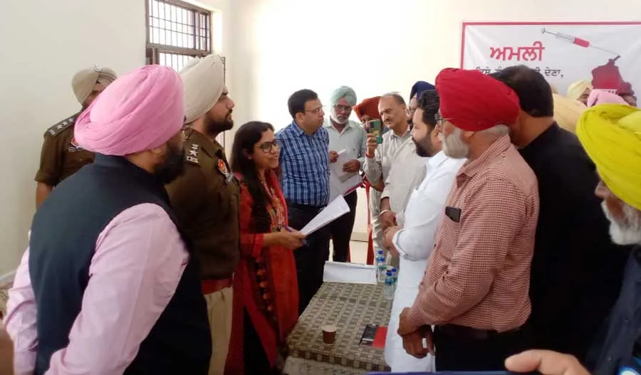 ‘सरकार तुहाड़े द्वार’ बासियां गांव में उपायुक्त व एसएसपी ने लोगों की समस्याओं का किया हल