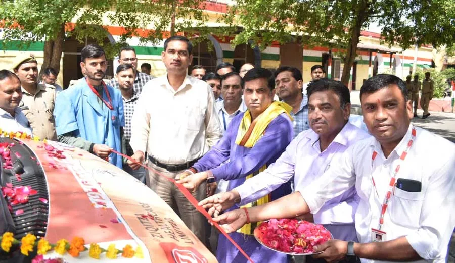 सदर विधायक प्रदीप चौधरी एवं डीएम चन्द्र प्रकाश सिंह ने 02 एम0वी0यू0 वाहनों का फीता काटकर शुभारंभ एवं फ्लैग ऑफ किया गया