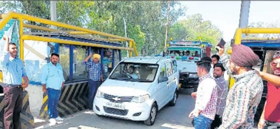 टोल प्लाजा पर किसान व कारिन्दे हुए आमने-सामने