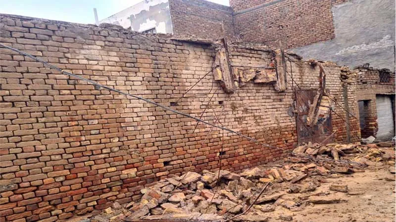 आसमानी बिजली गिरने से गिरी कमरे की छत