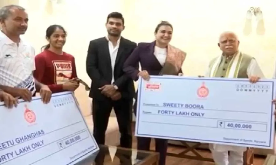 बेटियों को सम्मानित करते हुए काफी गद्गद् दिख सीएम खट्टर, सरकारी नौकरी का ऑफर, 40 लाख कैश