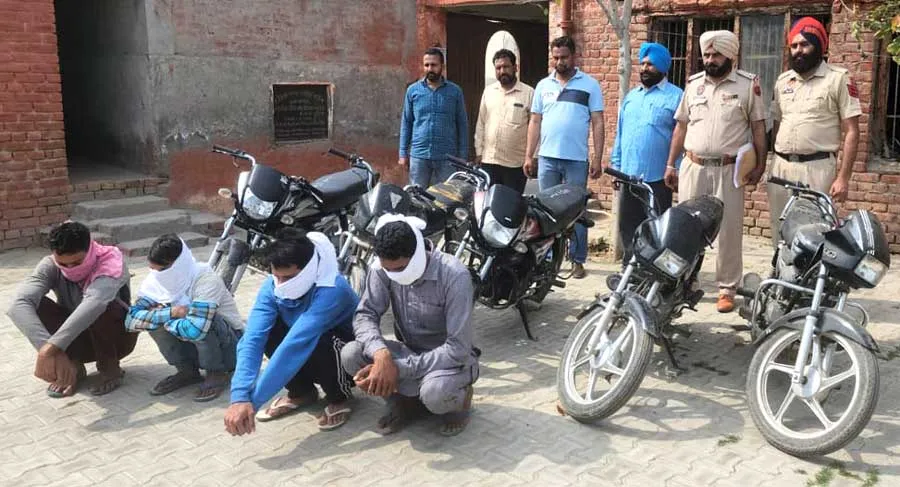 बाइक चोरी की घटनाओं को अंजाम देने वाले और खरीदने वाले कबाड़िए सहित 4 दबोचे