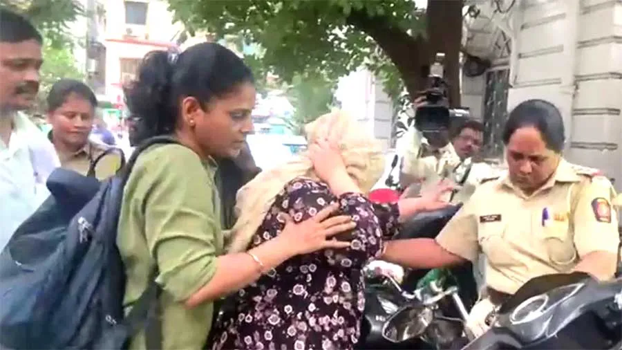 फडणवीस की पत्नी को ब्लैकमेल करने की आरोपी महिला पुलिस हिरासत में