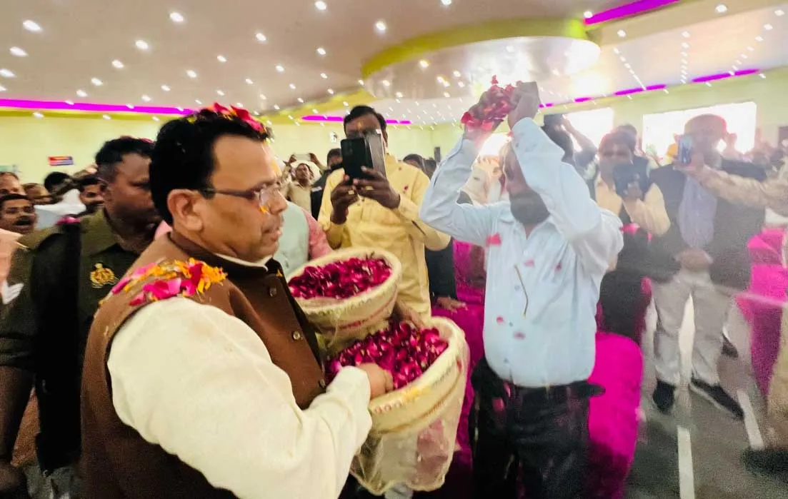 राज्यमंत्री नरेंद्र कश्यप ने खेली होली, खुद बरसाए पुष्प