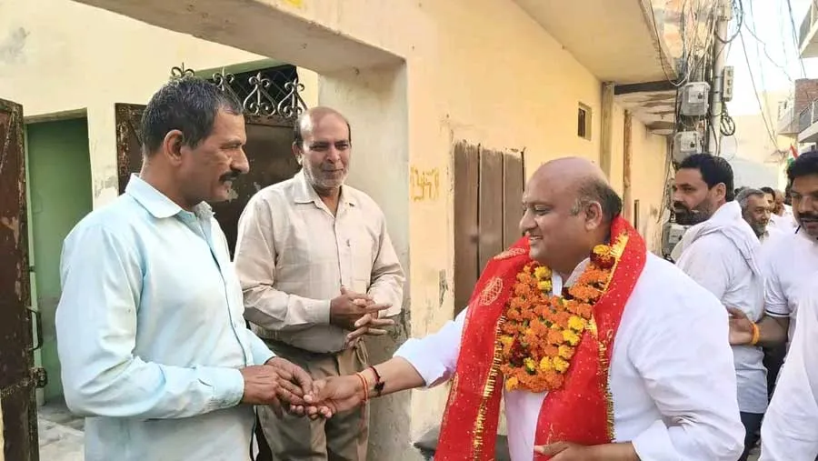 मंदिर में पूजा अर्चना कर विजय जैन ने पदयात्रा के की शुरुआत