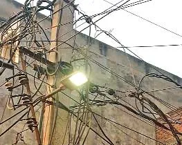 रात को बंद, दिन में जगती है गली की लाइट