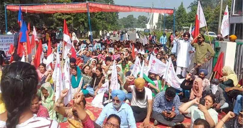 पंजाबी यूनिवर्सिटी के गेट पर प्रदर्शन, नारेबाजी