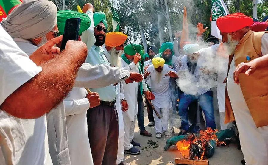 सीबीआई की छापेमारी के खिलाफ केन्द्र सरकार के विरूद्ध किया प्रदर्शन