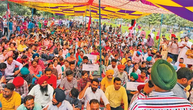 पीयू में पक्का मोर्चा चौथे दिन में शामिल, ग्रांट जारी करने के लिखित भरोसे पर अड़े विद्यार्थी