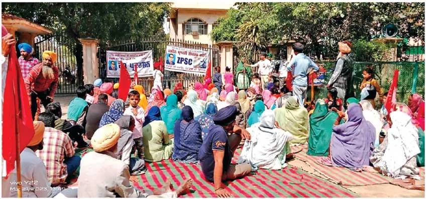 जमीन प्राप्ति संघर्ष कमेटी ने लगाया डीसी कार्यालय समक्ष पक्का धरना