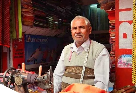 कारीगरों और छोटे व्यवसायों से जुड़े लोगों की मदद कर रही है यह योजना