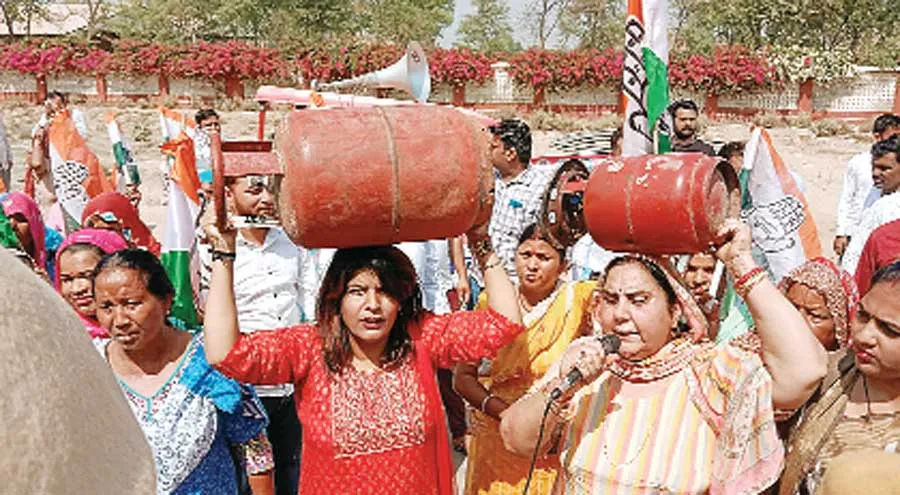 महिला कांग्रेस ने सांसद निहालचंद के निवास के बाहर गैस सिलेंडर सिर पर रखकर किया प्रदर्शन