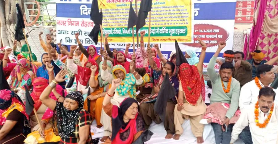 नगर पालिका कर्मचारियों ने मांगों की अनदेखी के विरोध में किया प्रदर्शन