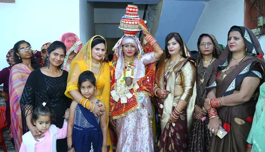 तैमूरपुर के पूर्व सरपंच ने किया जुड़वां बेटा-बेटी के जन्म पर कुआं पूजन
