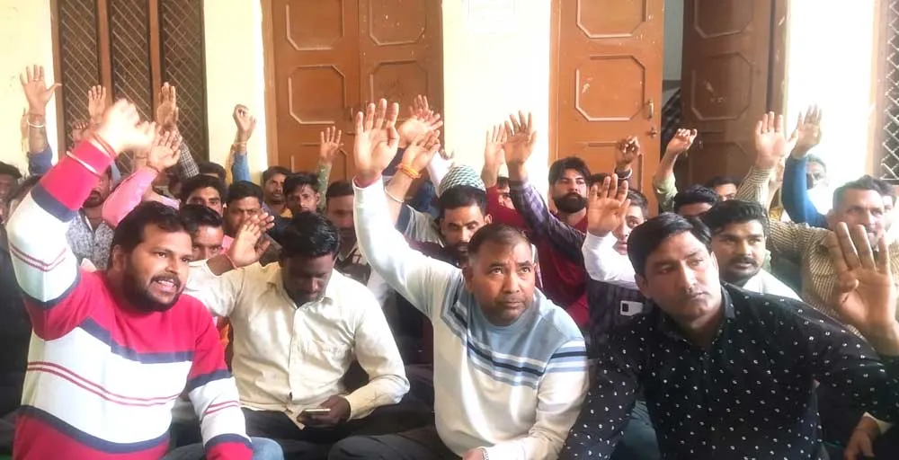 विधुत संविदा कर्मचारियों ने एक्सईएन के खिलाफ खोला मोर्चा