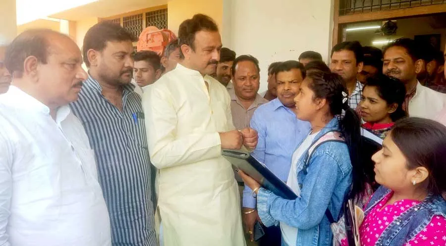 आठ कंपनियों के प्रतिनिधियों ने लिए आवेदकों के इंटरव्यू