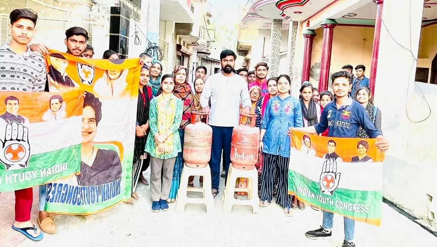 रसोई गैस की बढ़ी कीमत के विरोध में युवा कांग्रेसियों का प्रदर्शन