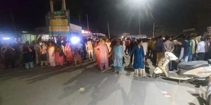शाह सतनाम जी चौक पर ई रिक्शा पलटने से बच्चे की मौत, पीड़ित परिवार ने जाम लगाया