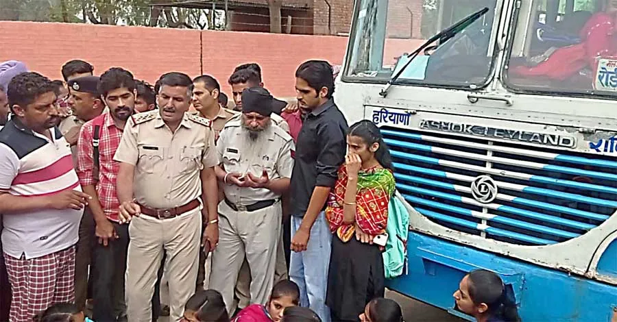 विद्यार्थियों ने रोकी रोडवेज बस