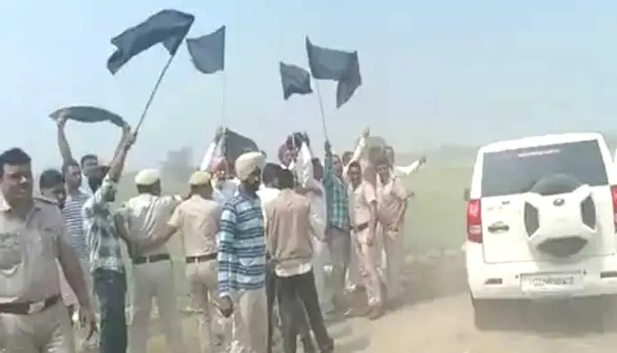 सांसद सुनीता दुग्गल को सरपंचों ने दिखाए काले झंडे