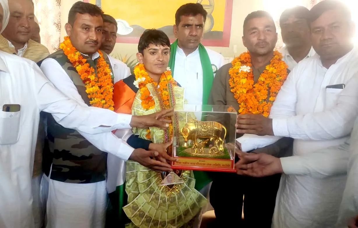 देश की पहली महिला स्काई डाइवर मंजू नैन का पैतृक गांव धमतान साहिब पहुंचने पर ऐसे हुआ स्वागत
