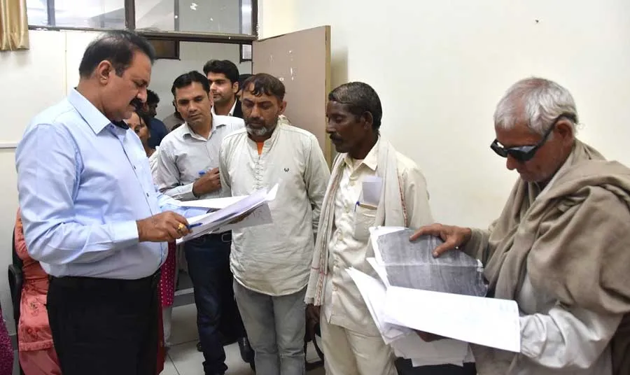 उपायुक्त से मिले गोरड-पिनाना-दोदवा के ग्रामीण, उचित मुआवजा दिलवाने की मांग