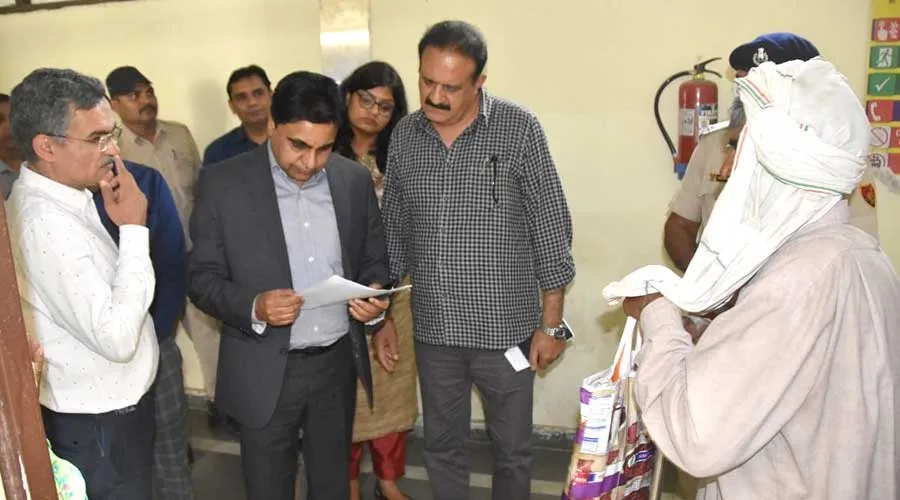 मंडलायुक्त ने किया औचक निरीक्षण, समस्याओं के समाधान के दिए निर्देश