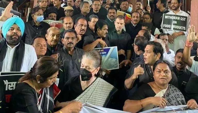 संसद में विपक्ष का ‘ब्लैक ड्रेस प्रदर्शन’, सोनिया गांधी ने भी पहने काले कपड़े