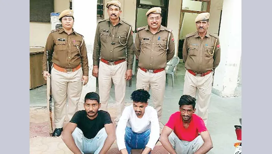 मोबाइल फोन छीनने के आरोप में तीन गिरफ्तार
