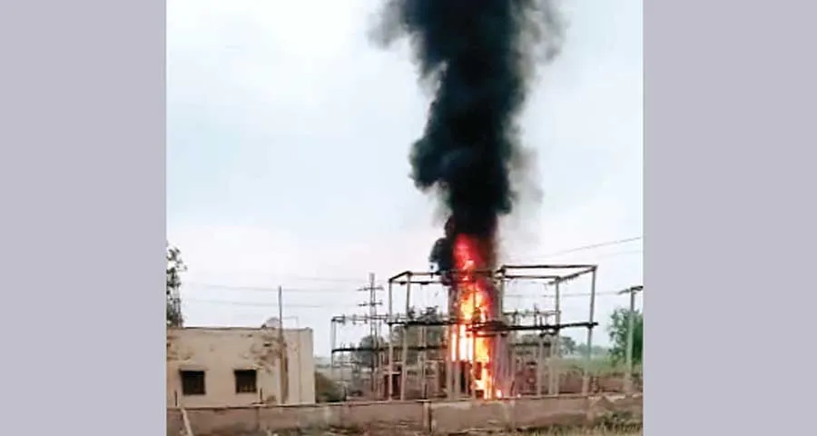 15 जैड के बिजली घर में आग लगने से लाखों का नुकसान