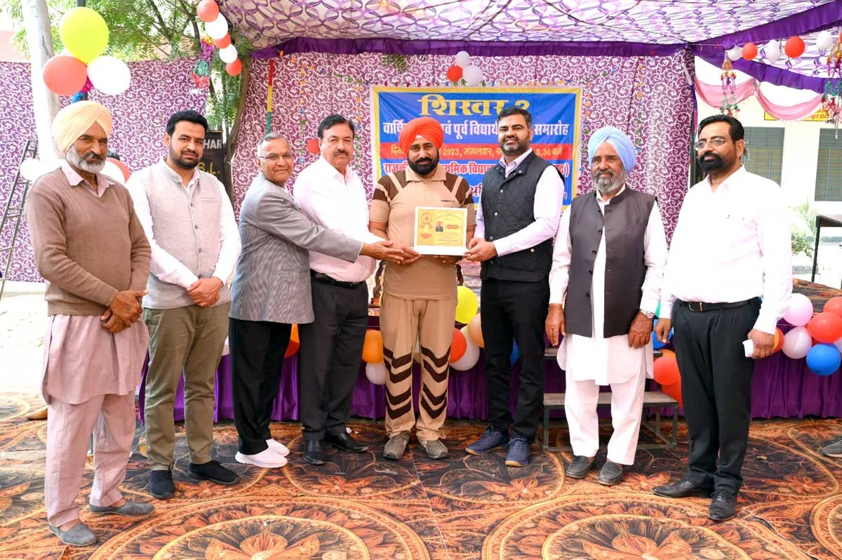 ईमानदारी के लिए सेवादार को ‘टॉकन ऑफ  ऑनर’ से किया गया सम्मानित