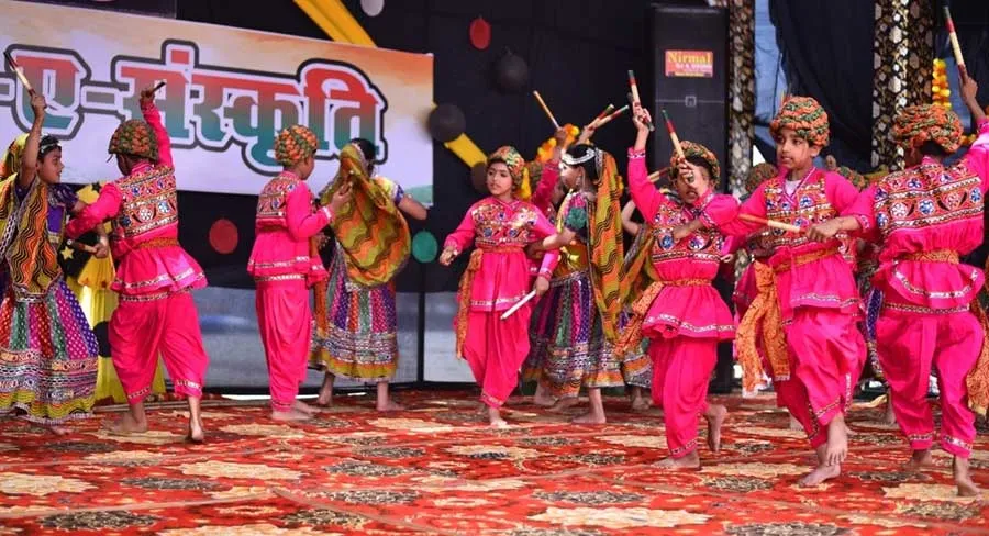 लोटस के बच्चों ने दिखाया संस्कृतियों का संगम-उमड़ा जनसैलाब