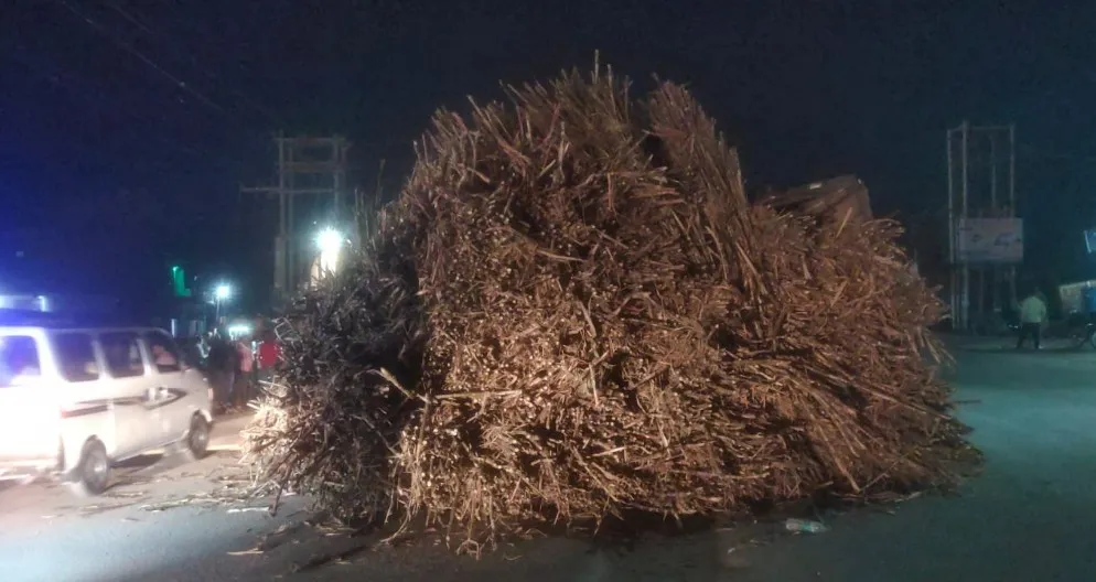 हाइवे पर पलटी गन्ने से भरी ओवरलोड ट्रैक्टर ट्राली
