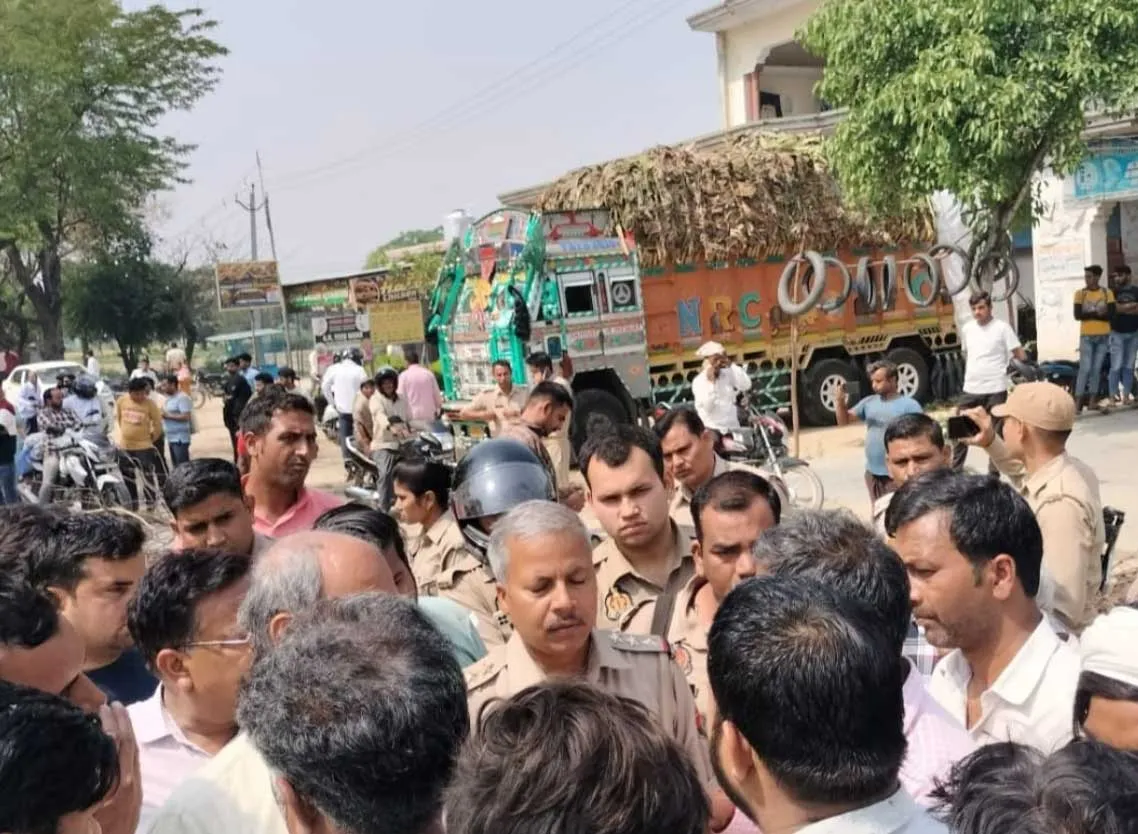 चरौरा मुस्तफाबाद में हुई किशोर की हत्या से खफा ग्रामीणों ने लगाया जाम