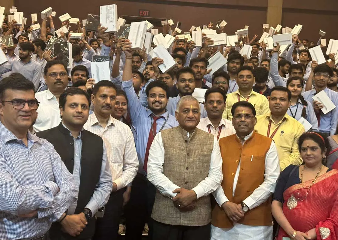 राज्य मंत्री डॉ वीके सिंह ने छात्रों को वितरित किए टैबलेट ( स्मार्टफोन)