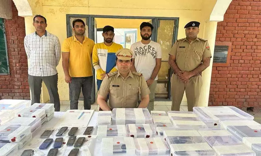 व्हाट्सएप लिंक के जरिए लोगों को लगाते थे चूना, दो गिरफ्तार